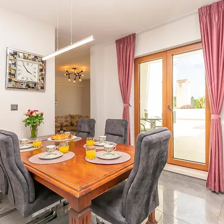 Panorama Apartment *